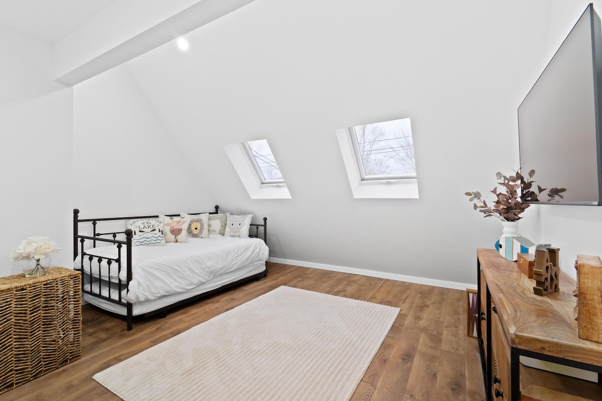 4張單人牀、遊戲、書籍可供孩子玩耍。