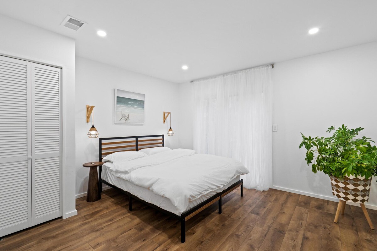 一樓臥室配有舒適的標準雙人牀、小衣櫃，並可使用可欣賞迷人湖景的私人陽臺。 