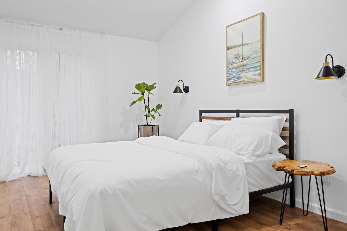 這間寧靜的二樓臥室配有舒適的標準雙人牀、寬敞的衣櫃空間，可通往私人陽臺。