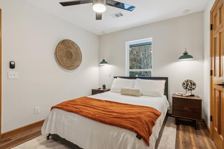 Queen guest room