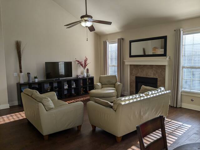 Neat 4bdrm house with EV charger