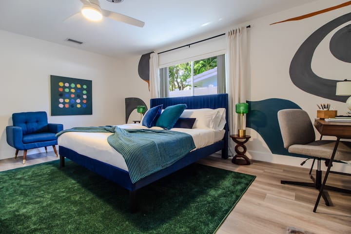 Pumzika katika chumba cha kulala chenye utulivu, kilicho na kitanda cha kifahari na sehemu mahususi ya kufanyia kazi, inayofaa kwa ajili ya mapumziko na tija.