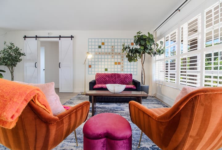 Furahia katika sebule ya pili, ikiwa na sofa na viti ambavyo vinakualika upumzike wakati mzuri ukiwa na marafiki na familia.  Sofa maridadi hubadilika kwa urahisi kuwa kitanda cha starehe.