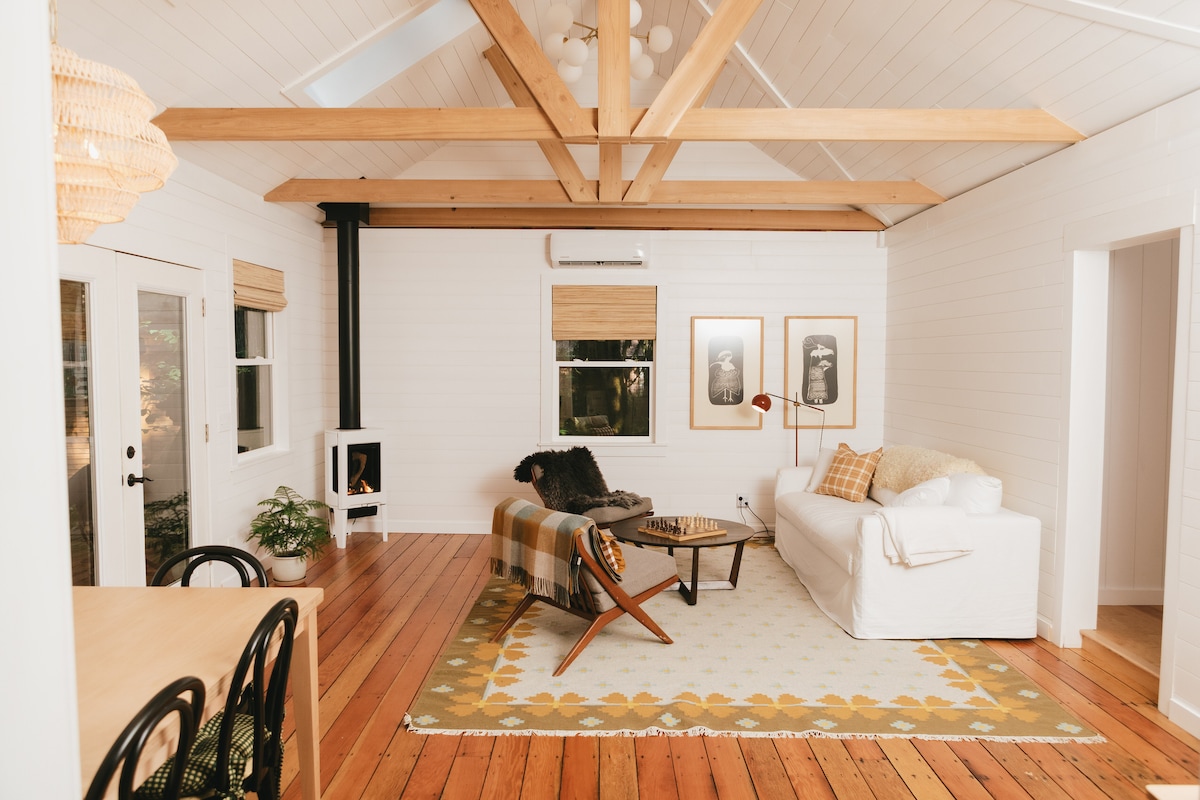 Pohodlná otvorená koncepčná chata s rozkladacou pohovkou veľkosti Crate & Barrel pre hostí alebo deti. Teplý a príjemný sporák Jotul vás udrží v pohodlí, zatiaľ čo si oddýchnete s knihou, zapnete sa do stolovej hry alebo si sadnete a pozriete si svoj obľúbený film!