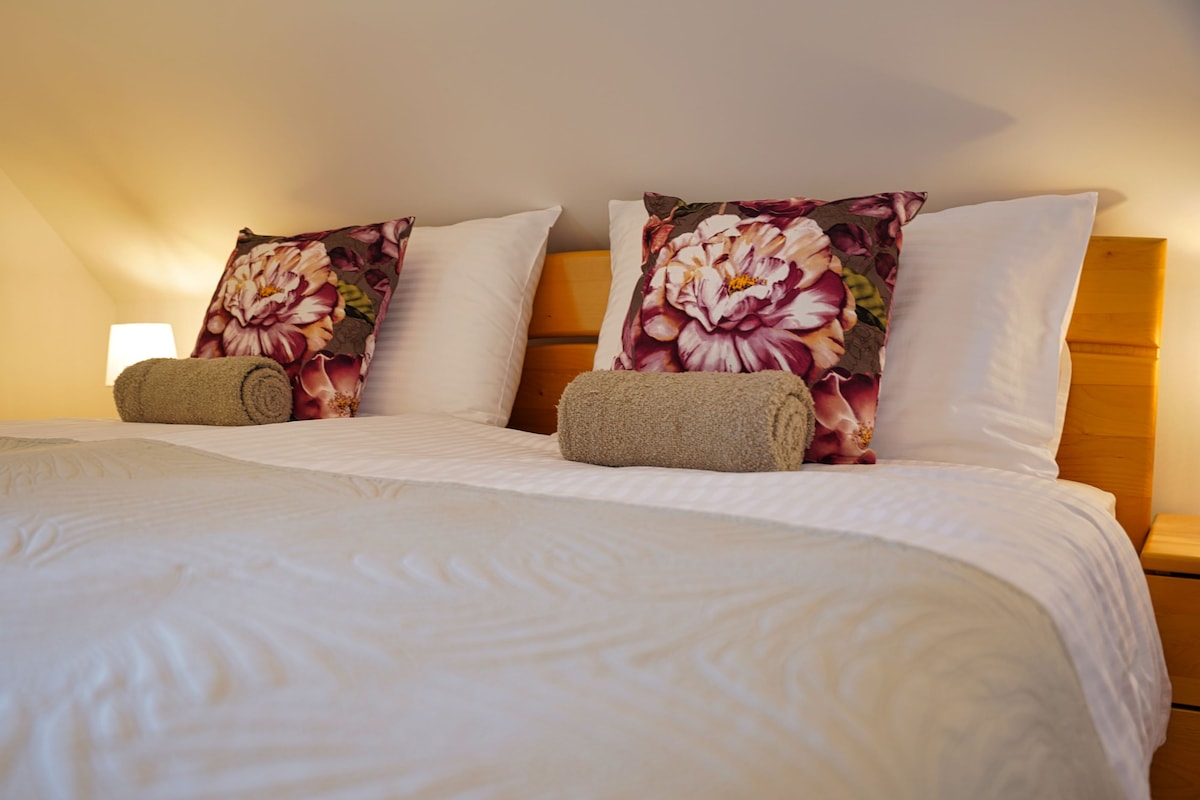 Gemütliches Schlafzimmer mit Doppelbett