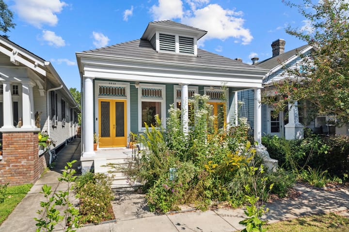 Porch Swing, streetcar, big backyard, Oh my!