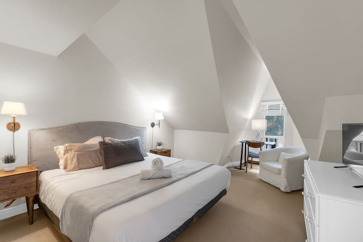 Upscale 4BR – 3 min walk to Subway – Downtown gallery image 3