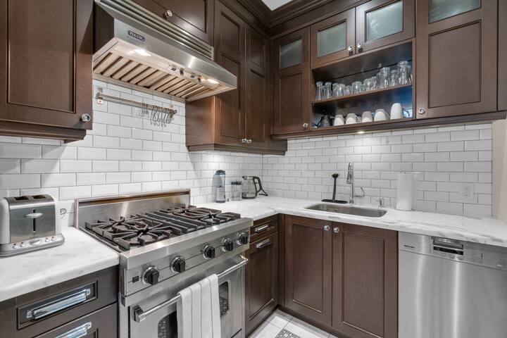 Upscale 4BR – 3 min walk to Subway – Downtown gallery image 4