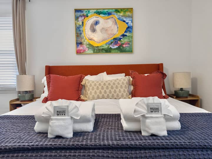 Ampio letto matrimoniale grande con bagno privato con doccia.