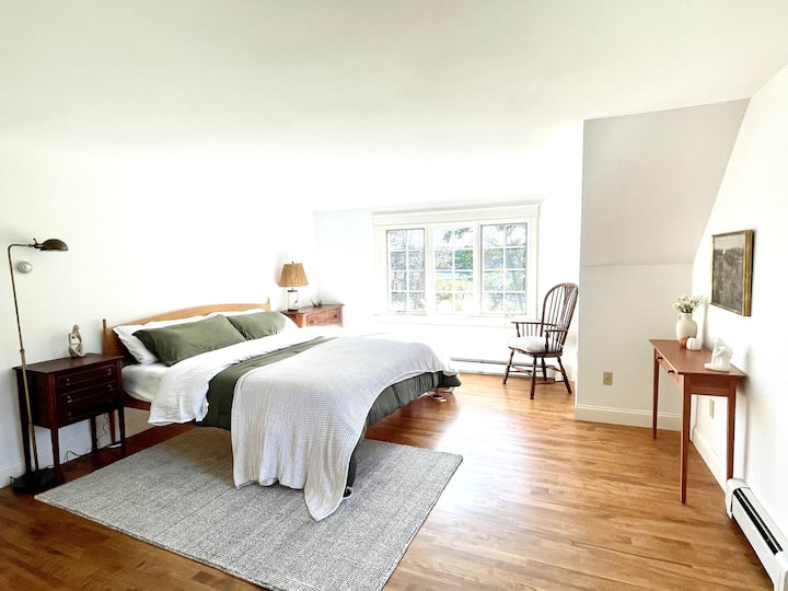 Главна спална соба со поглед на вода и супер удобен брачен кревет (широк 150-179 см) во главната куќа