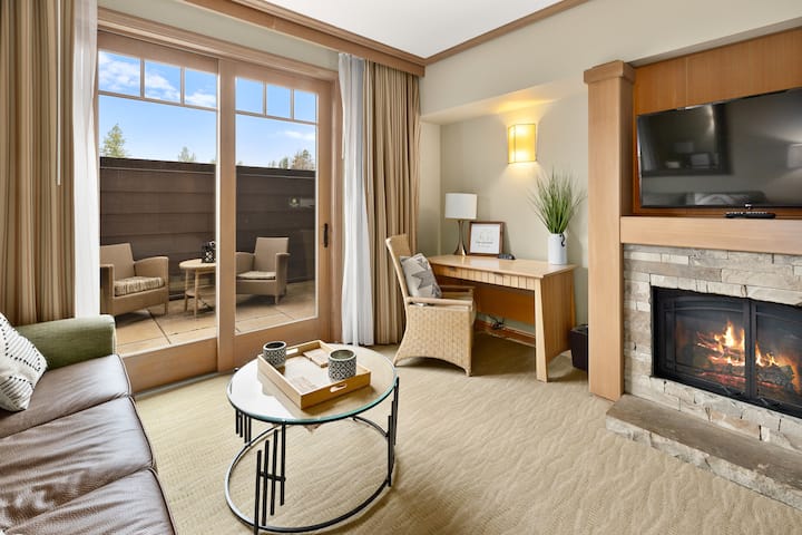 ️ Living Area | Sofa Bed | Desk & Chair | Glass Coffee Table | Fireplace | Sliding Patio Doors | Natural Light | Cozy Mountain Retreat at Suncadia! ✨