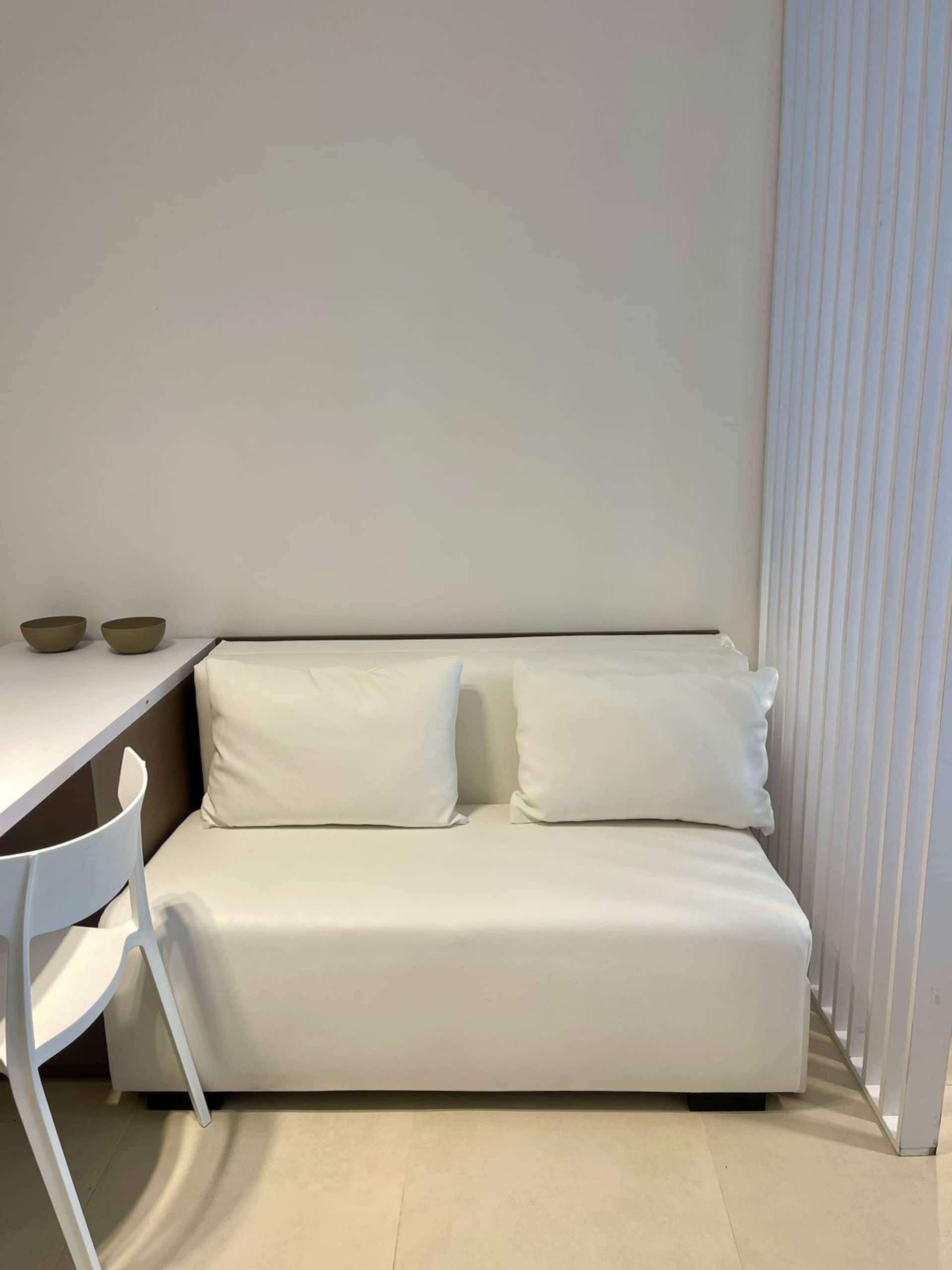 Studio with street-facing balcony in Palermo