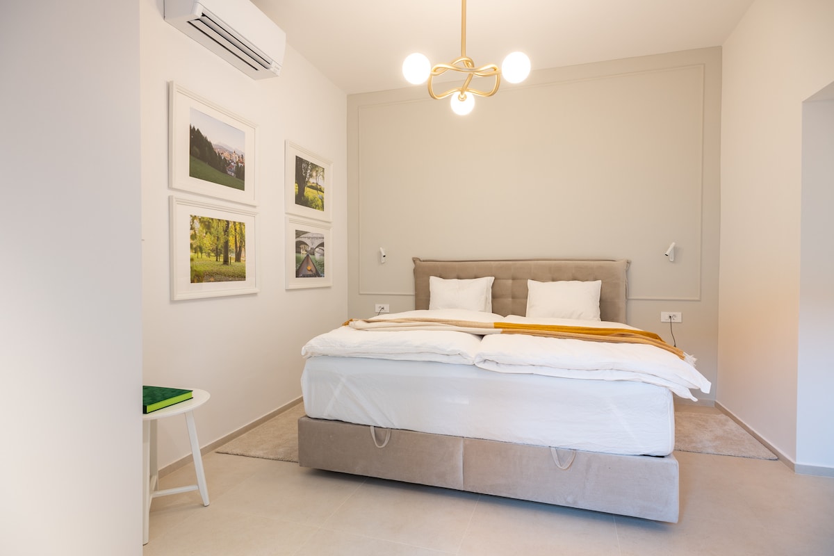 Priestranná spálňa so šatníkom a posedením. So závesmi a vonkajšími elektrickými žalúziami, ak je to potrebné, úplné zatemnenie.