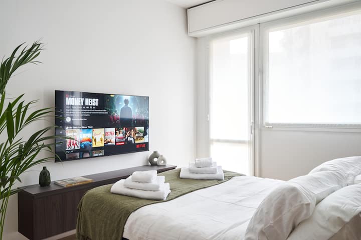 Kitanda cha sofa cha starehe ambapo unaweza kupumzika ukisoma kitabu kizuri au kufurahia filamu nzuri kwenye 55"Smart TV na Netflix na YouTube.