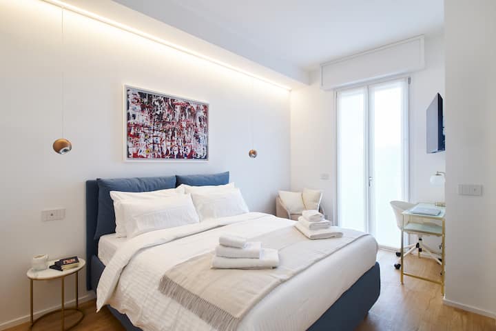 Kitanda cha watu wawili kilicho na godoro la povu la kumbukumbu, mito yenye starehe, madirisha na luva zinazokinga sauti, pamoja na Televisheni mahiri ya 43"iliyo na Netflix na YouTube.