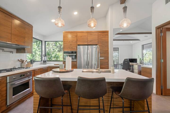 Cozy Oasis in Oakley with Basketball court, pool gallery image 2