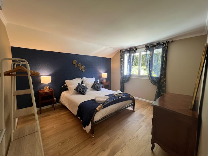 4号空调卧室，带泳池景观，床160 x 200 