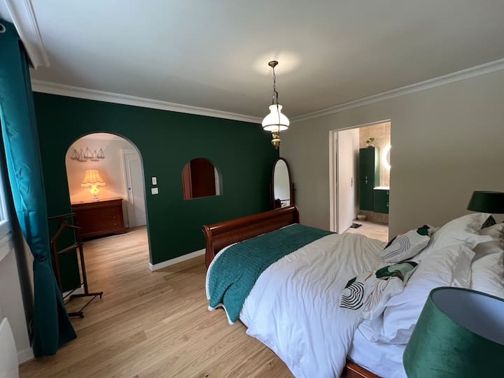 主卧2，带独立卫生间和泳池景观，床190 x 140