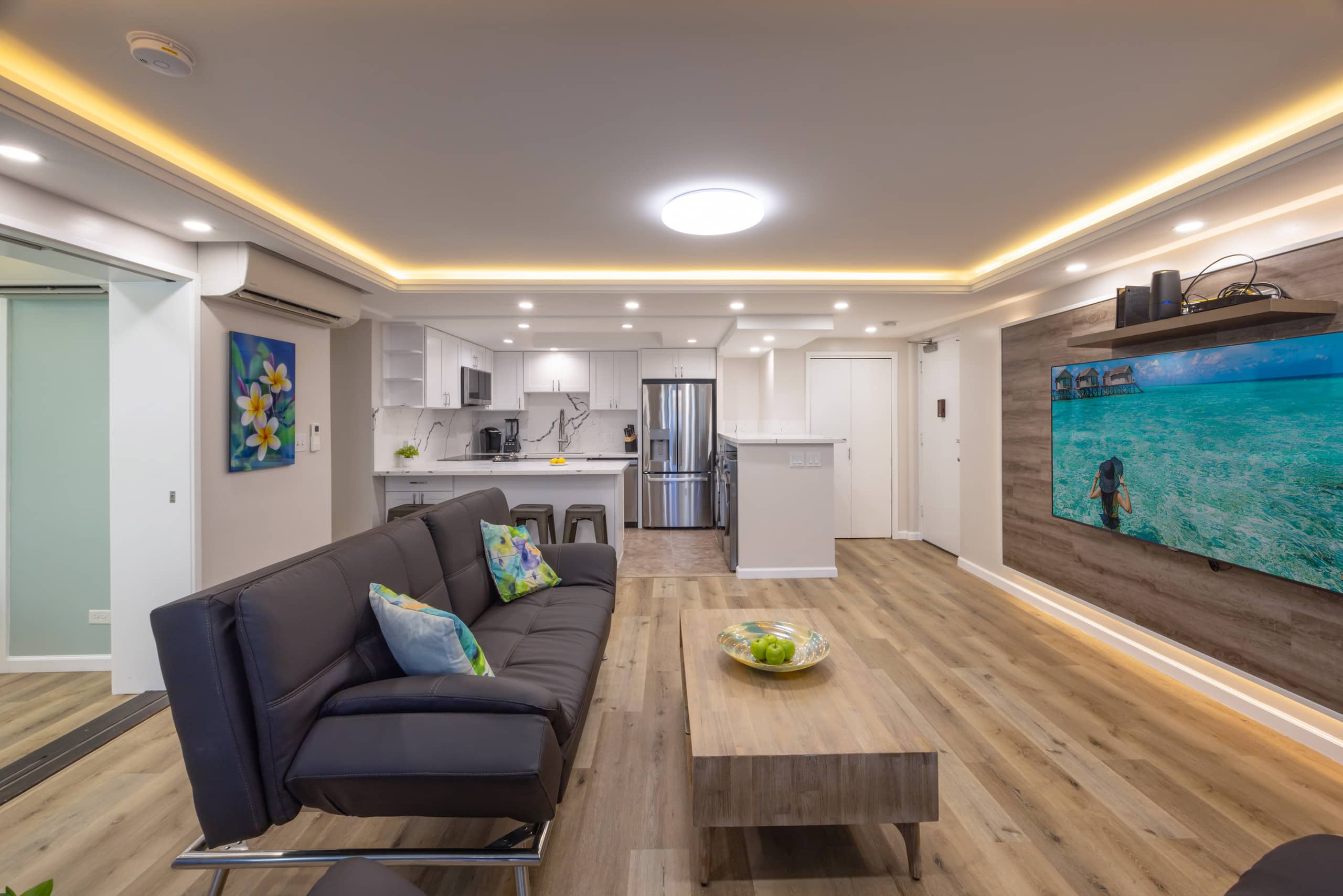 Spacious, so close to beach, washer dryer parking - Image 3