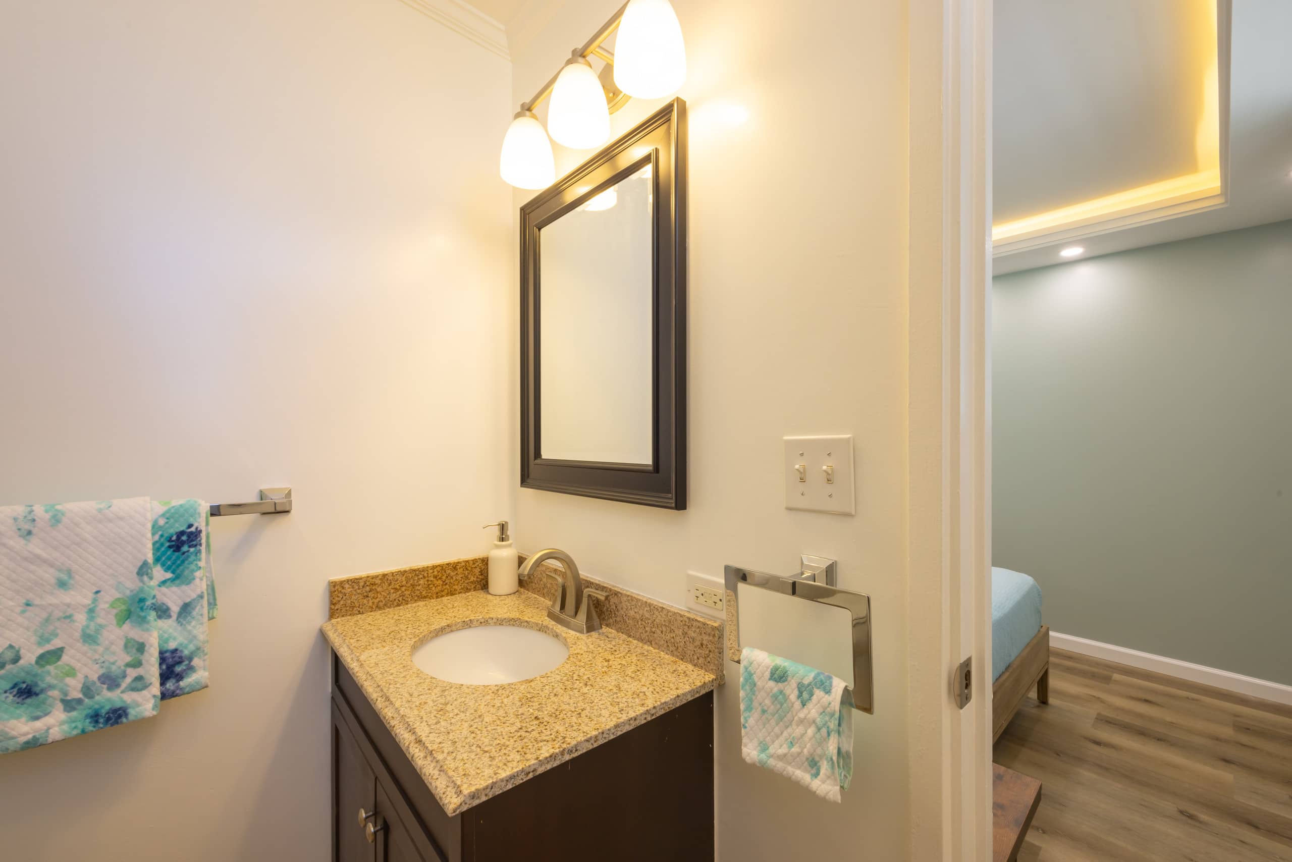Spacious, so close to beach, washer dryer parking - Image 12