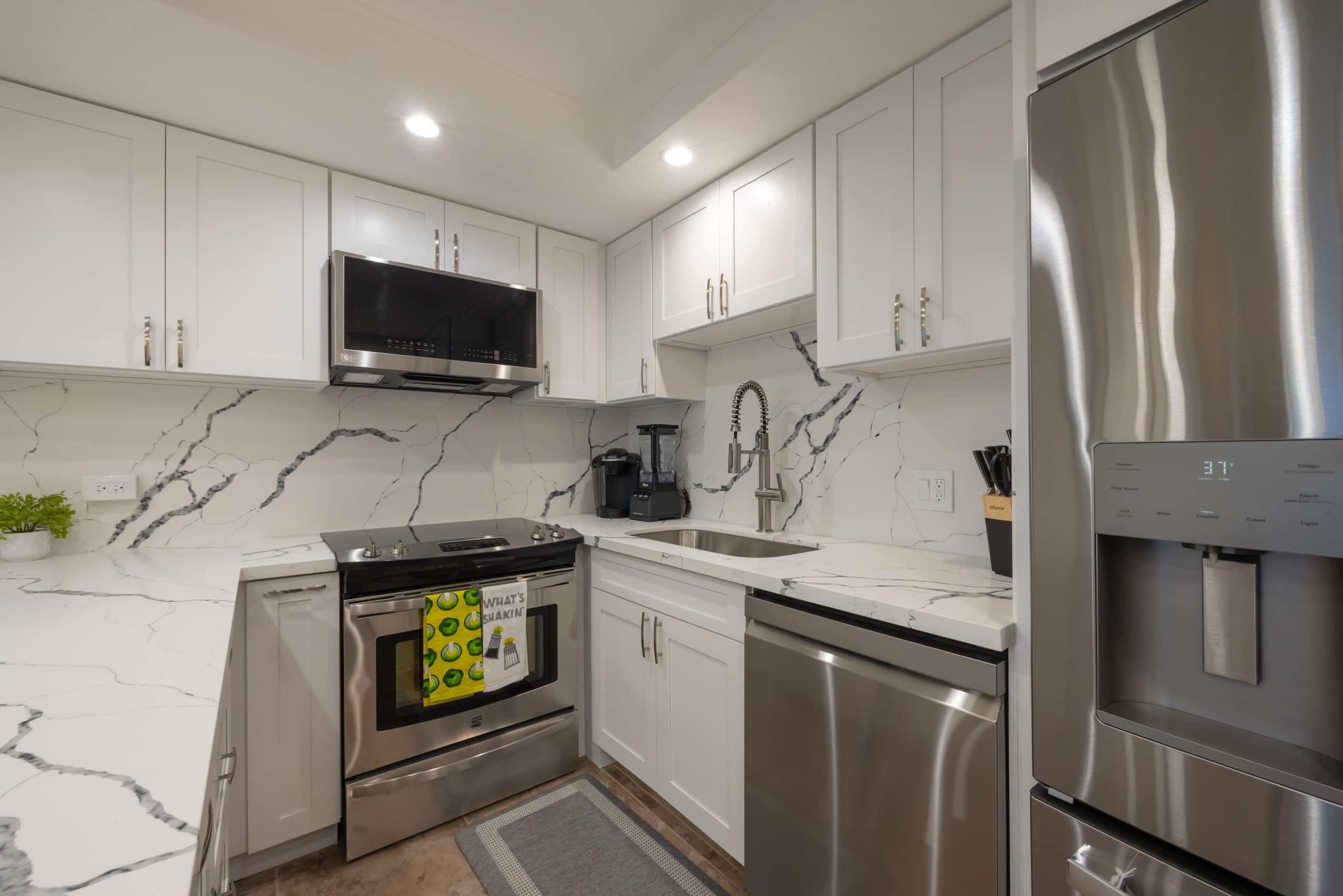 Spacious, so close to beach, washer dryer parking - Image 7
