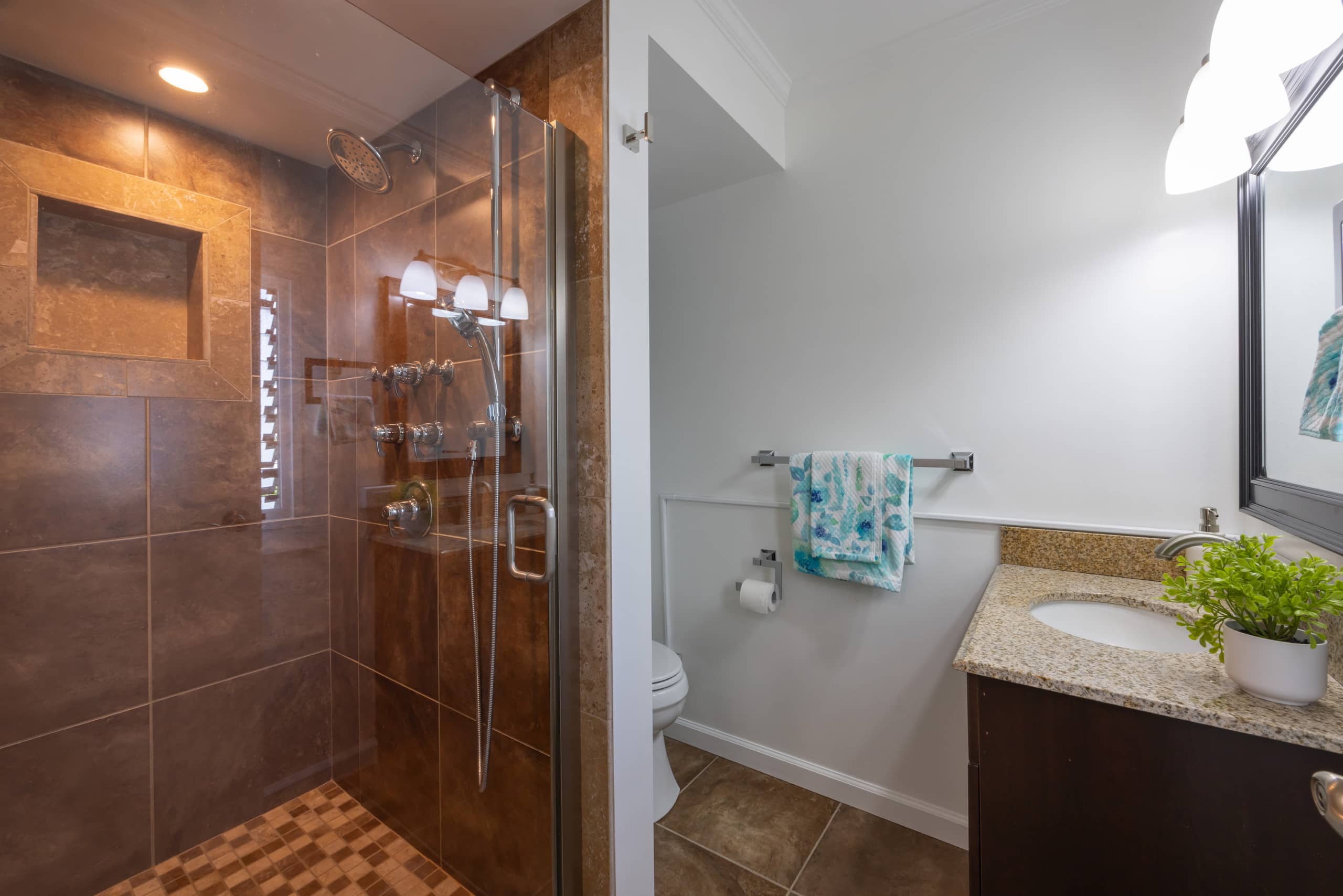 Spacious, so close to beach, washer dryer parking - Image 13