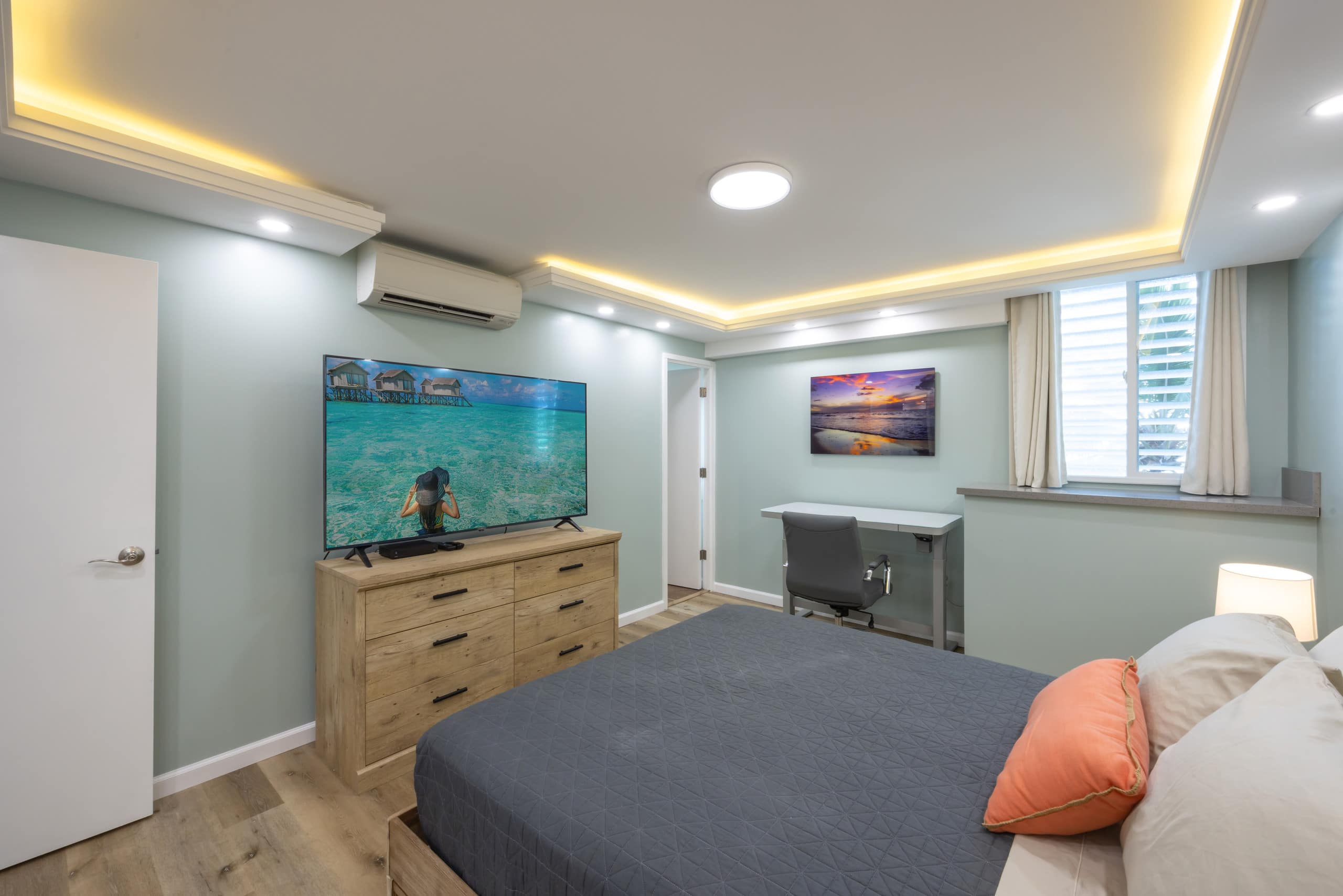 Spacious, so close to beach, washer dryer parking - Image 9