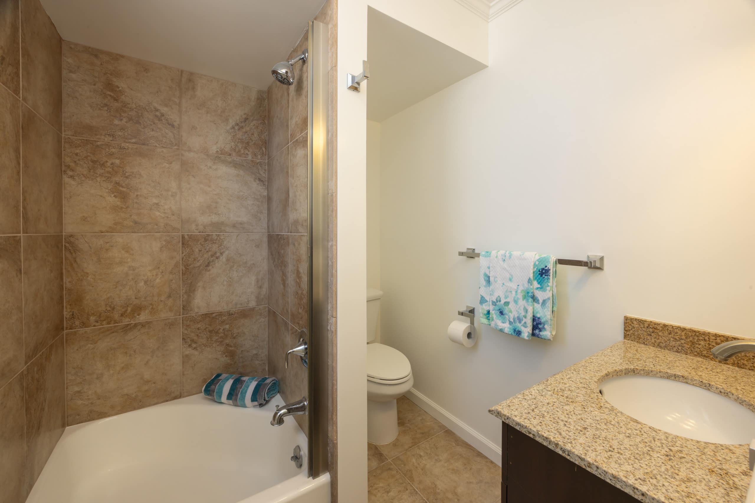 Spacious, so close to beach, washer dryer parking - Image 11