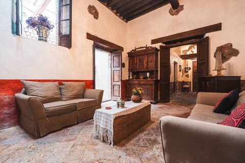 Cozy and Historic House in the Center 3R 2B