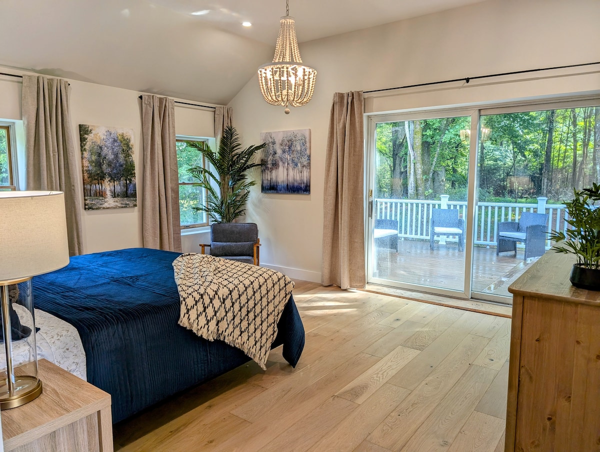Ensuite king bedroom on 2nd floor with its own deck 