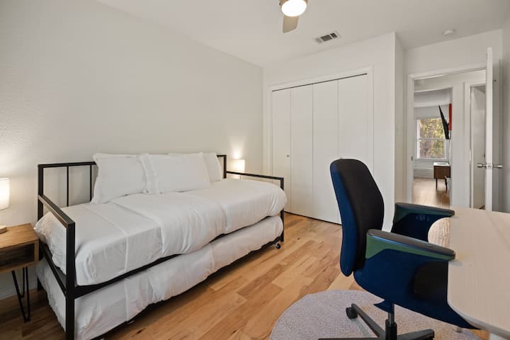 Ova svestrana spavaća soba ima dva odvojena kreveta, što je savršeno za braću i sestre ili goste. Poseban prostor za rad idealno je okruženje za rad ili učenje, što ovu prostoriju čini odličnim spojem opuštanja i funkcionalnosti tijekom vašeg boravka.