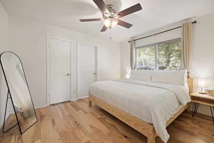 Lijepo spavajte i opustite se u ovom prostranom bračnom krevetu koji se nalazi na praktičnoj lokaciji s postajama za punjenje s obje strane. Priprema je jednostavna uz privatnu kupaonicu, ugradbeni ormar i ogledalo u punoj dužini.