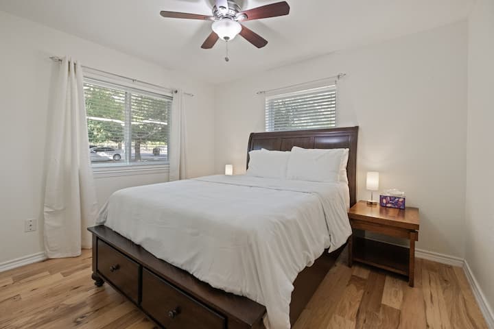 Opustite se u ovoj udobnoj spavaćoj sobi s bračnim krevetom s madracem od memorijske pjene i ugrađenim ladicama za dodatnu pohranu. Zavjese za zamračivanje prostora stvaraju miran ambijent za miran san, što ga čini idealnim utočištem za oporavak i opuštanje.