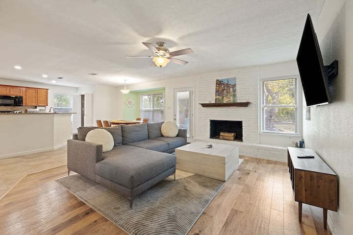 Opustite se u našem udobnom dnevnom boravku s udobnim kaučem u obliku slova L koji je savršen za filmske večeri ili gledanje bilo koje emisije s pametnog televizora.