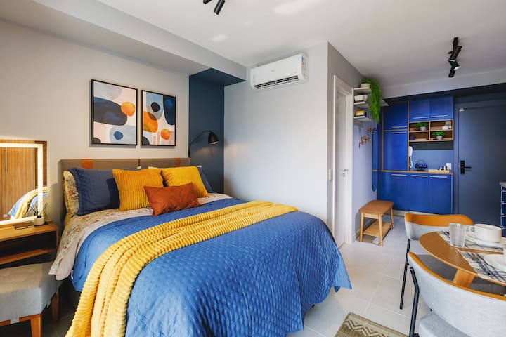 Dhomë me krevat dopio, ajër të kondicionuar dhe tavolinë zhveshjeje