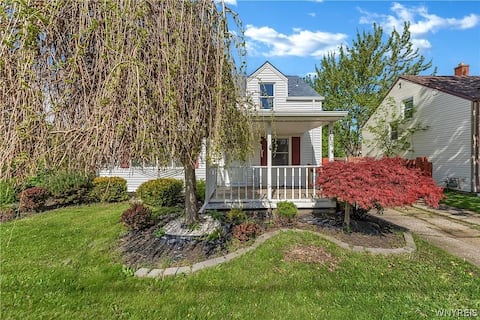 Stylish & Comfy Haven near Niagara Falls ~ UB !