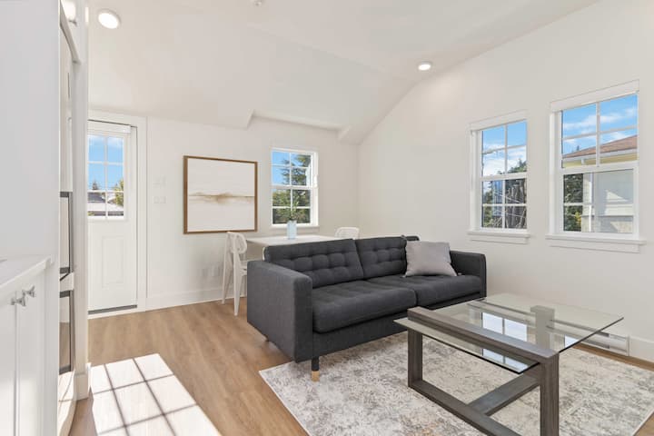 New, Modern & Bright 1 Bed Condo - Victoria
