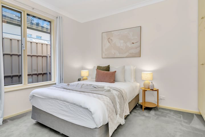 חדר השינה השני, נעים ובהיר, כולל מיטת קווין סייז מפוארת ואווירה שלווה, מושלמת ללילות נינוחים.
