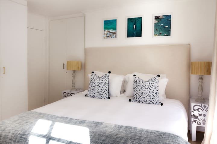 宽敞的卧室，配有加大双人床，配有200TC纯棉床上用品。 床包括四个枕头（两个记忆泡沫、两个低过敏性）、一张床笠、一张平板床单和一个配套套的低过敏性羽绒被，营造出奢华气息。