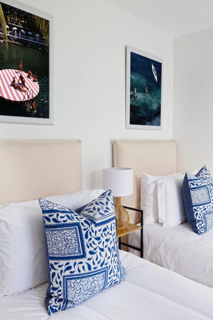 第二间卧室配有两张单人床，配有200TC纯棉床上用品。 每张床均配备记忆泡沫枕头、低过敏性枕头、床笠、平床单和低过敏性三季度羽绒被，配套舒适。