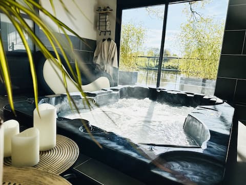 Romantic waterfront cottage with jacuzzi SPA