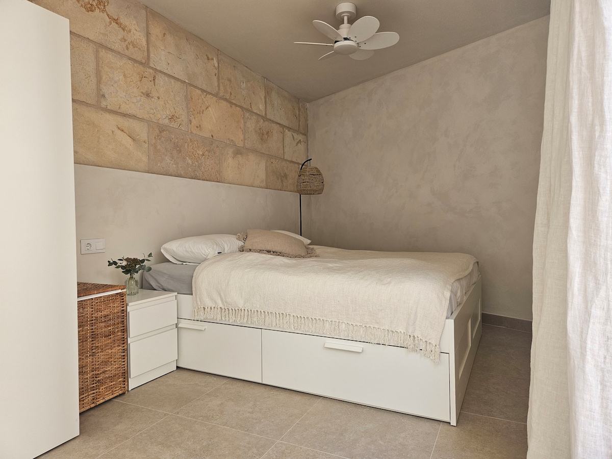 Спална соба 2 со двоен кревет и гардероба. Пристап преку терасата на дворот.