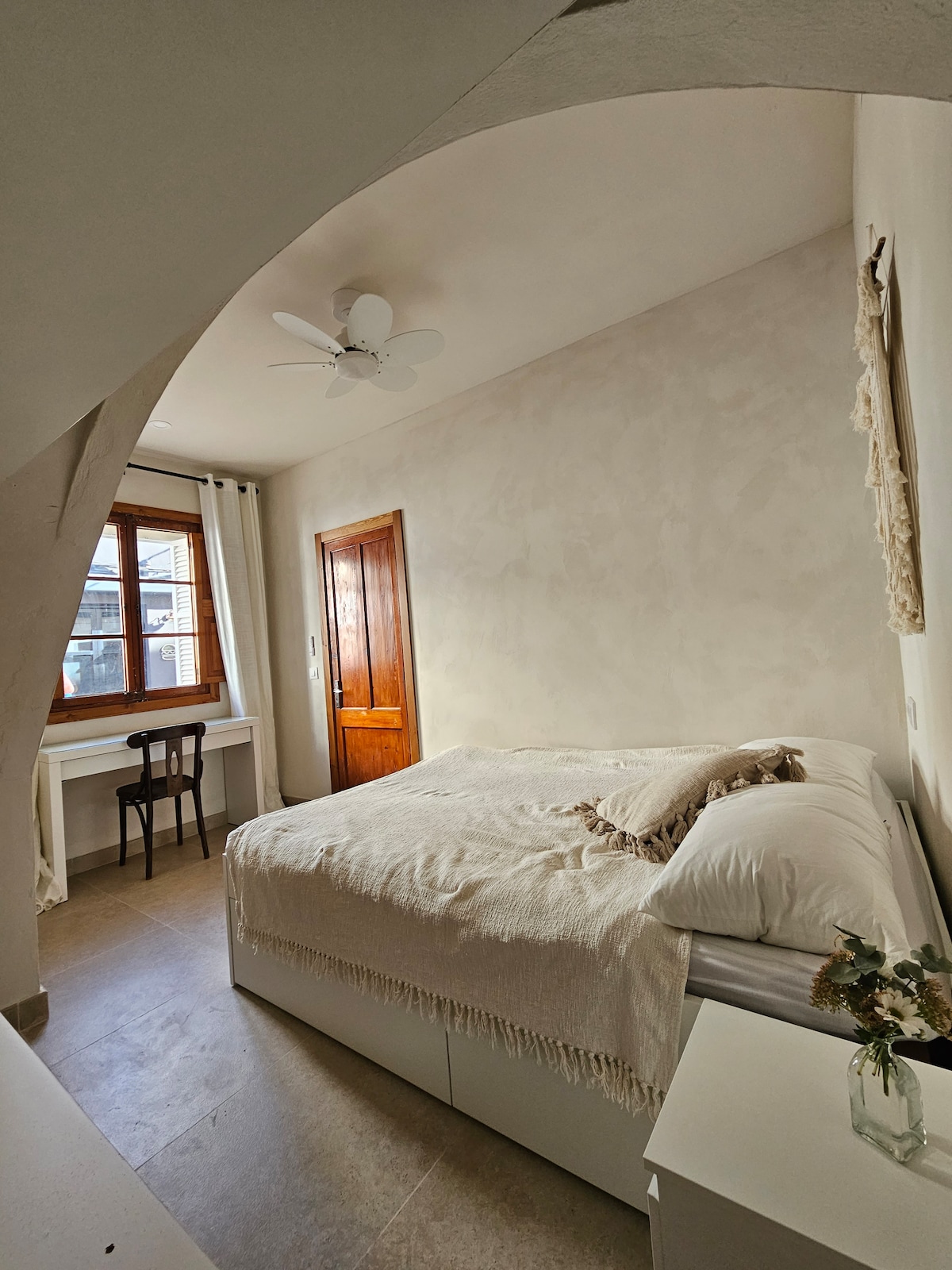 Спална соба 1 со поглед на пешачкиот простор.