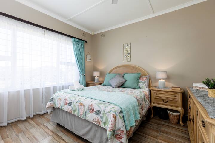 Nesskrop, supermarket i bukur me 4 dhoma gjumi, shtëpi plazhi me 4 banja në Manaba Beach.  Ka dy krevate marinarë shtesë në dhomën e ndenjjes. Destinacion i shkëlqyer pushimesh. Dhoma e tretë e gjumit ka një krevat dopio "queen". 