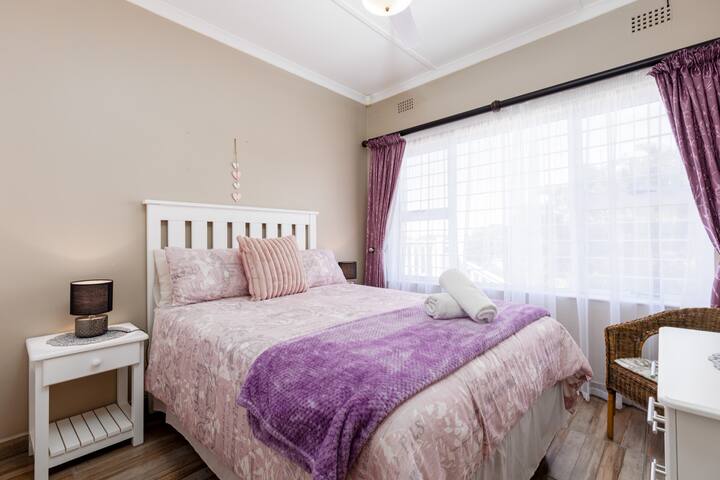 Nesskrop, supermarket i bukur me 4 dhoma gjumi, shtëpi plazhi me 4 banja në Manaba Beach.  Ka dy krevate marinarë shtesë në dhomën e ndenjjes. Destinacion i shkëlqyer pushimesh. Dhoma e katërt e gjumit ka një krevat dopio "queen". 