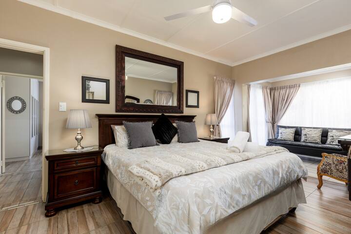 Nesskrop, supermarket i bukur me 4 dhoma gjumi, shtëpi plazhi me 4 banja në Manaba Beach. Destinacion i shkëlqyer pushimesh. Dhoma e dytë e gjumit ka një krevat dopio "king" dhe një banjë brenda në suitë me një dush dhe një banjë. Ka një hapësirë private për t 'u ulur për t' u çlodhur.