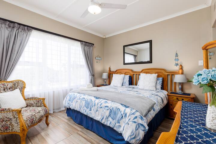 Nesskrop, supermarket i bukur me 4 dhoma gjumi, shtëpi plazhi me 4 banja në Manaba Beach.  Ka dy krevate marinarë shtesë në dhomën e ndenjjes. Destinacion i shkëlqyer pushimesh. Dhoma kryesore e gjumit ka një krevat dopio "king" dhe banjë brenda në suitë me dush.