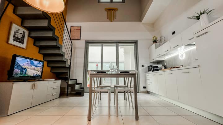 Თანამედროვე სრულად აღჭურვილი სამზარეულო ინდუქციური ქურით, მიკროტალღური ღუმელითა და ყავის აპარატით. Სასადილო მაგიდა, რომელიც ფანჯრის დიდ კართან მდებარეობს, იშლება ხედები და პირდაპირ წვდომა ცალკე პატიოზე/ტერასაზე.