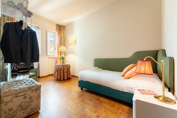 Elegant 3-Bedroom Retreat in Prime Location gallery image 5