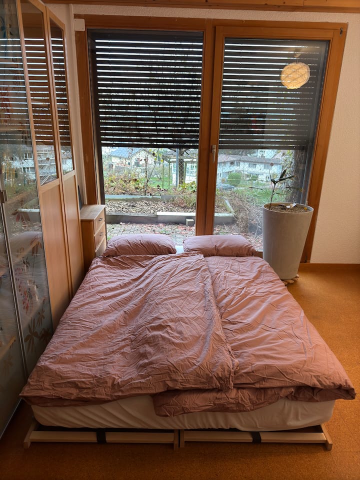 חדר שינה
חשוב: החדר הזה מרוהט לאחרונה! התמונות יופיעו בתחילת נובמבר 2025
מיטה זוגית 160x200, ארון בגדים, שולחן